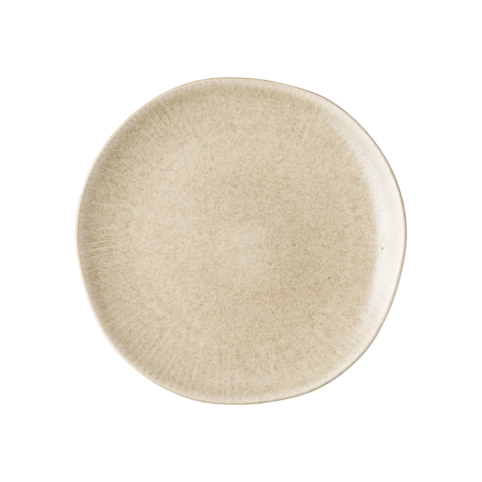 Kyst frokosttallerken i beige stentøj med rillet struktur langs kanten og reaktiv glasur, set oppefra.