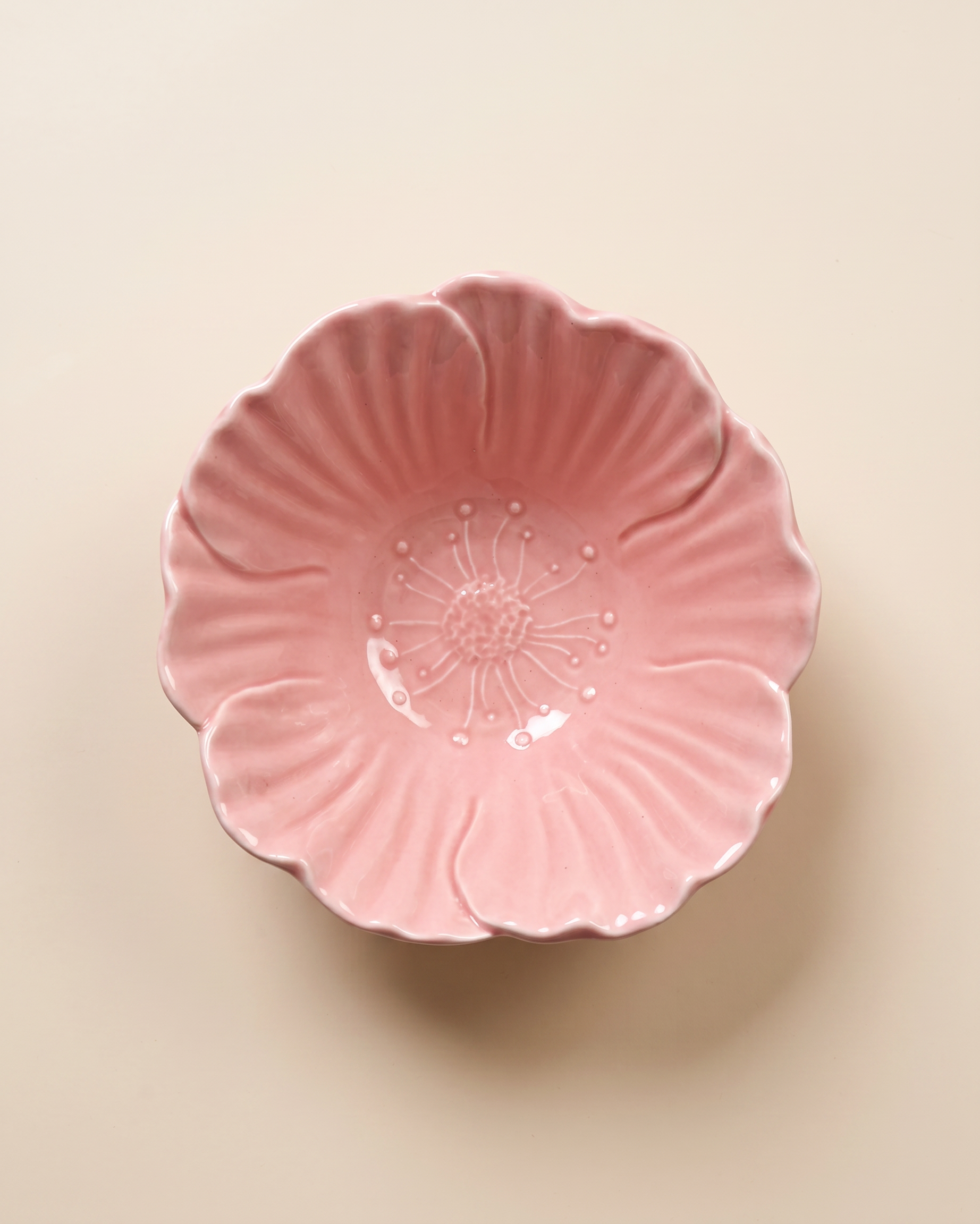 Flora skål i rosa med blomsterformet kant i keramik på beige baggrund