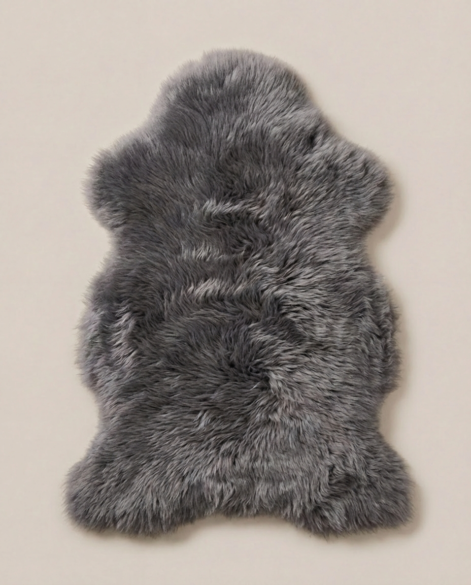 Ægte gråt lammeskind 50x85 cm med tæt og vamsset uld – Nilsson Living
