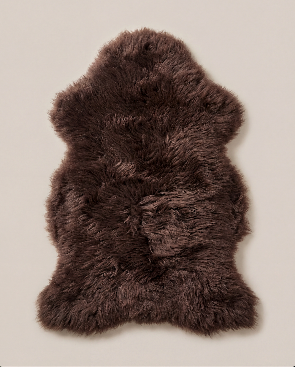 Ægte brunt lammeskind 50x85 cm med tæt og vamsset uld