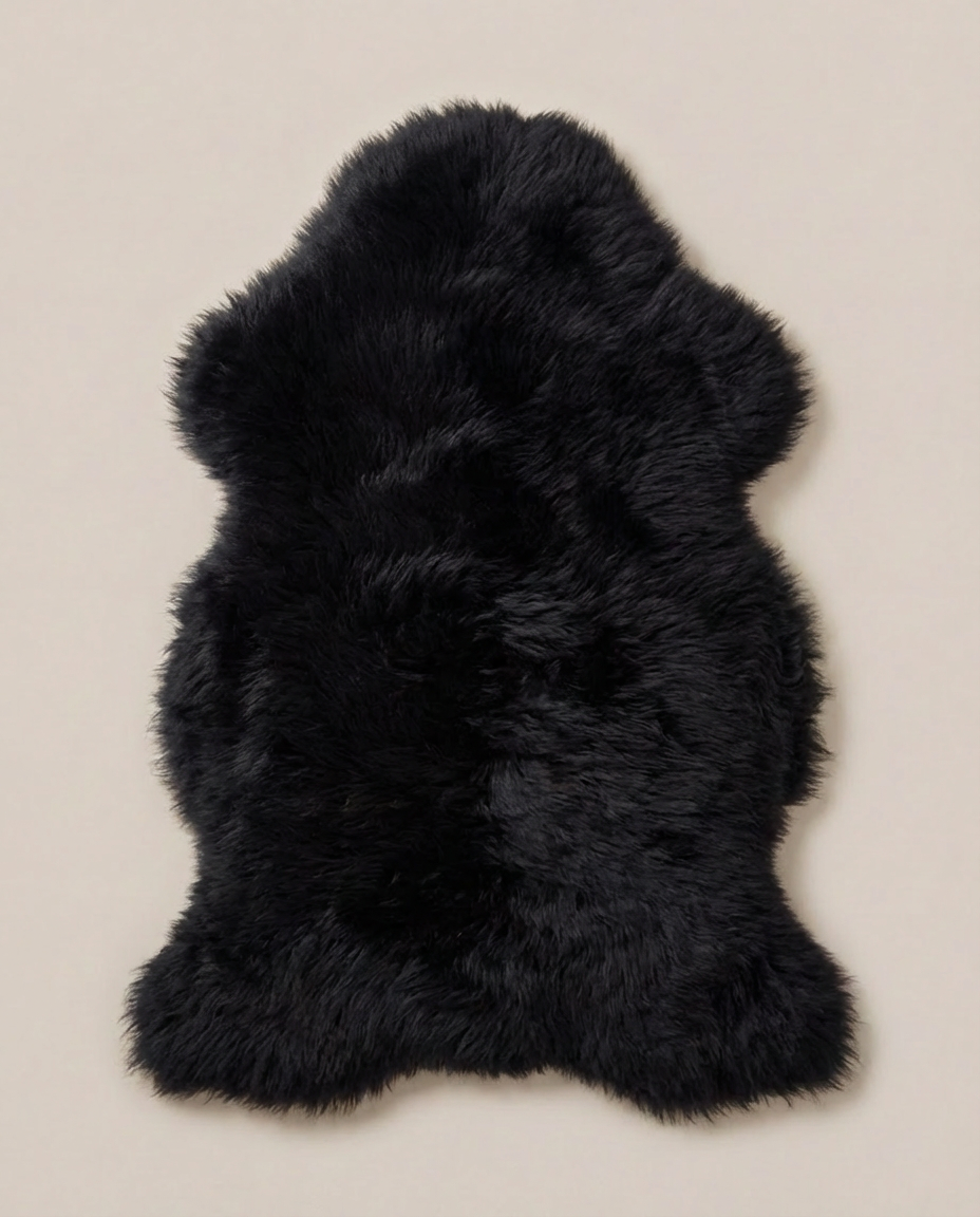 Ægte sort lammeskind 50x85 cm med tæt og vamsset uld – Nilsson Living