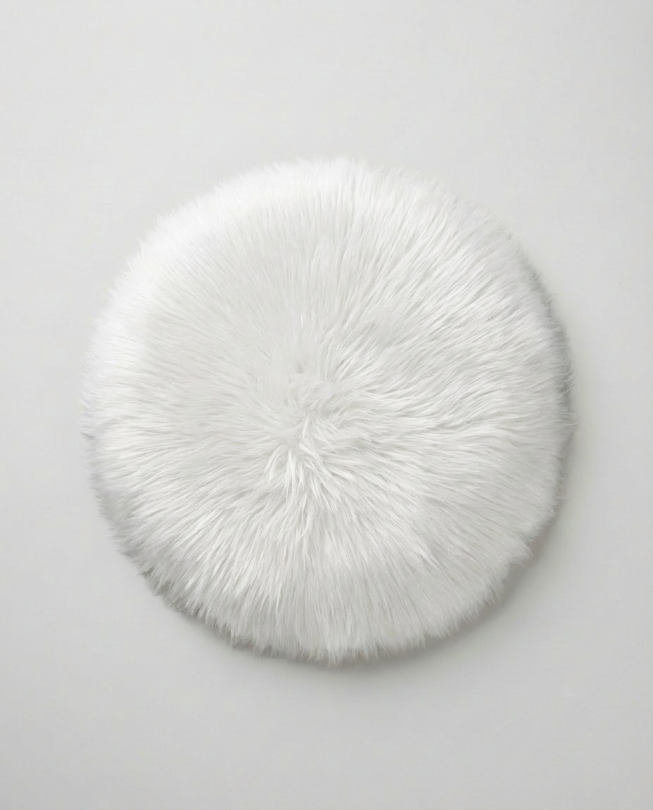 Rund hvid Luna hynde med naturtro pels-look Ø35 cm på lys baggrund – Nilsson Living