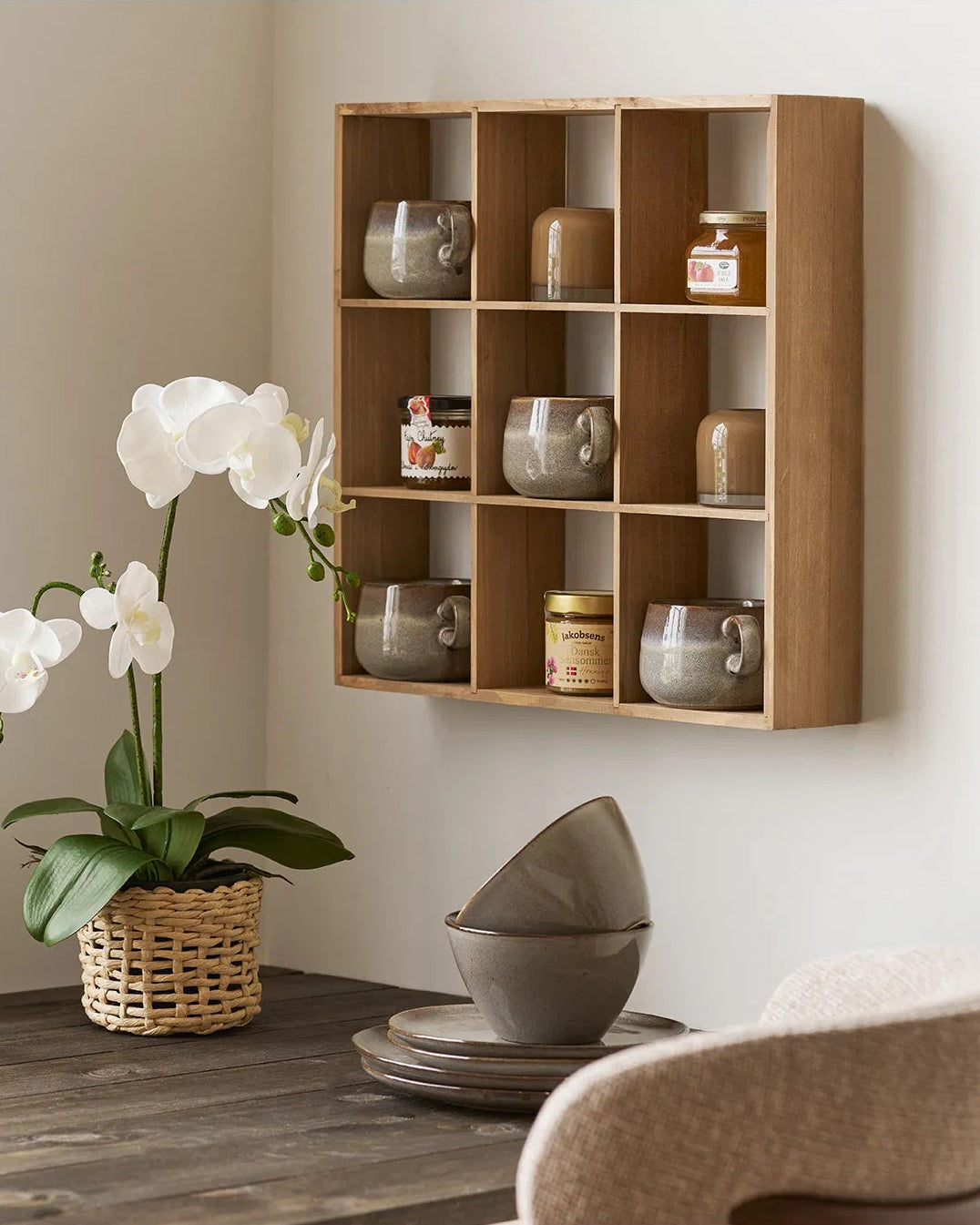 Rute væghylde i naturligt fyrretræ set lige forfra, der tydeligt viser det stramme, geometriske design med 9 kvadratiske rum