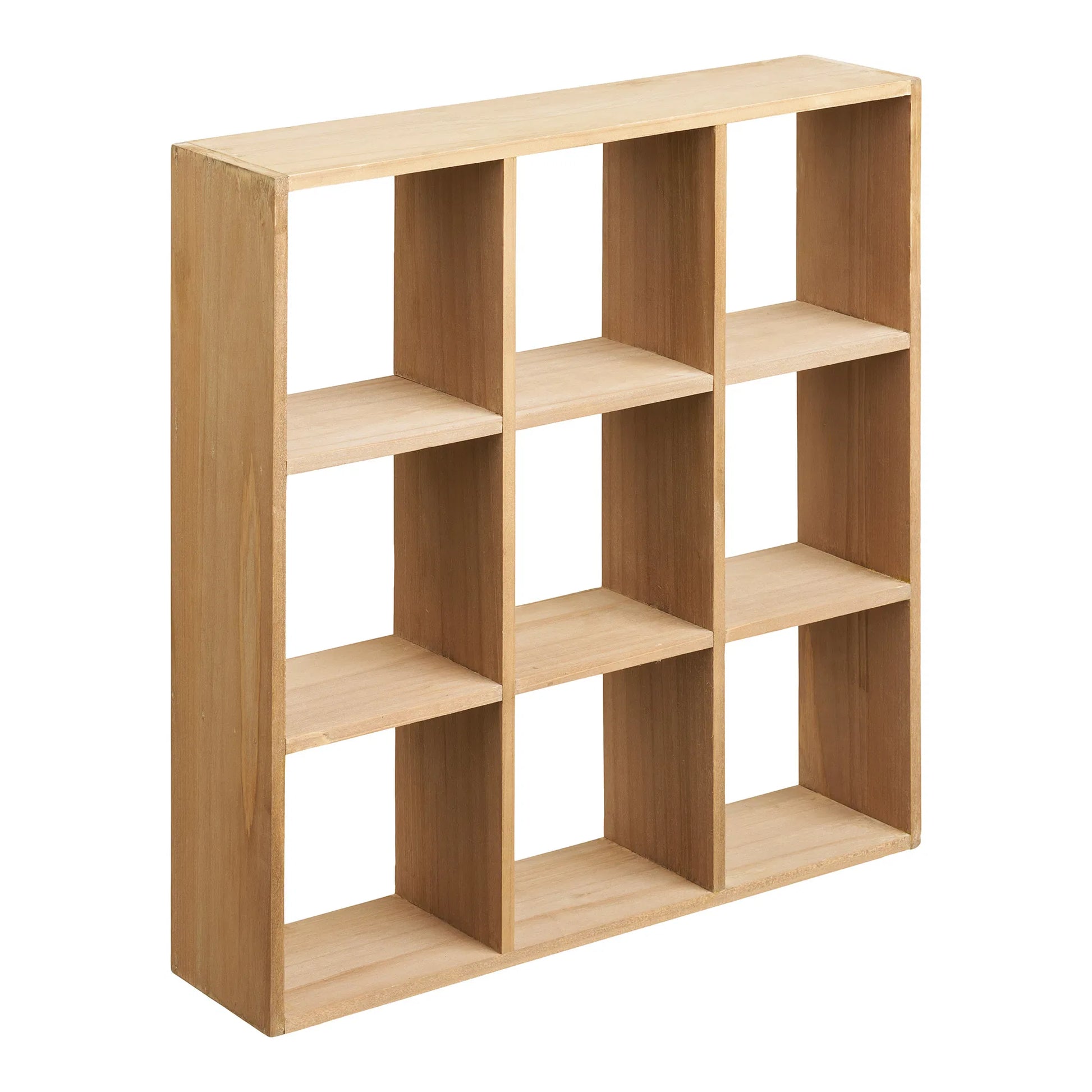 Rute væghylde i lyst fyrretræ set skråt forfra. En kvadratisk sættekasse med 9 lige store rum til opbevaring og udstilling.