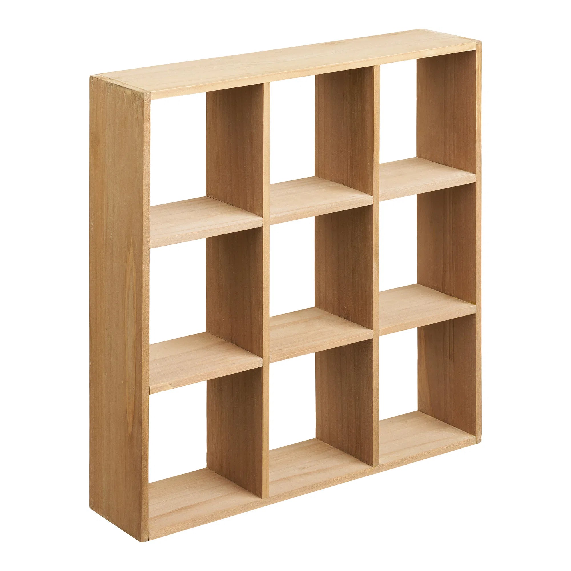 Rute væghylde i lyst fyrretræ set skråt forfra. En kvadratisk sættekasse med 9 lige store rum til opbevaring og udstilling.