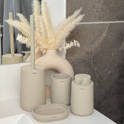 Cosmic Badeværelsessæt – Beige | Matchende sæt i resin med nordisk design