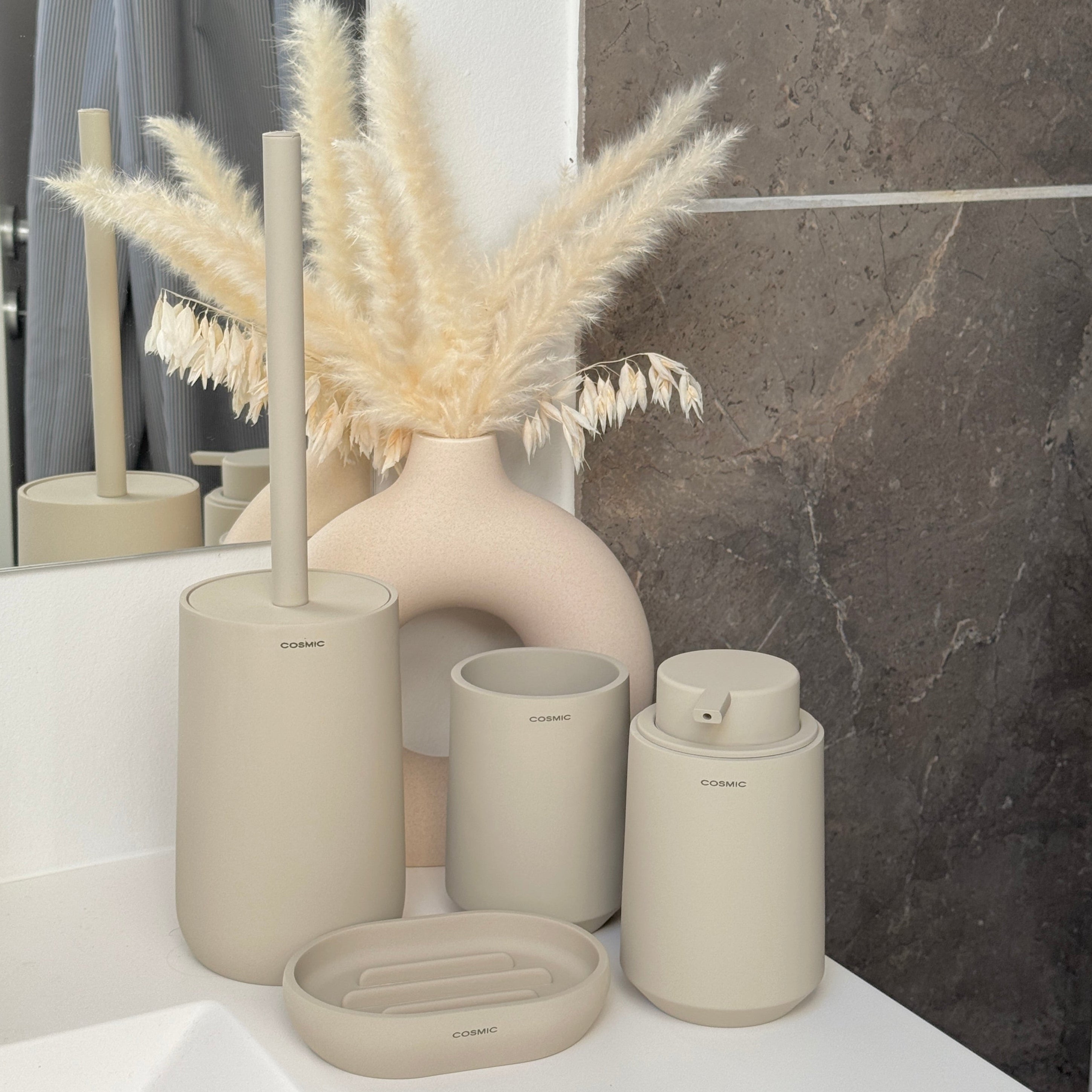 Cosmic Badeværelsessæt – Beige | Matchende sæt i resin med nordisk design