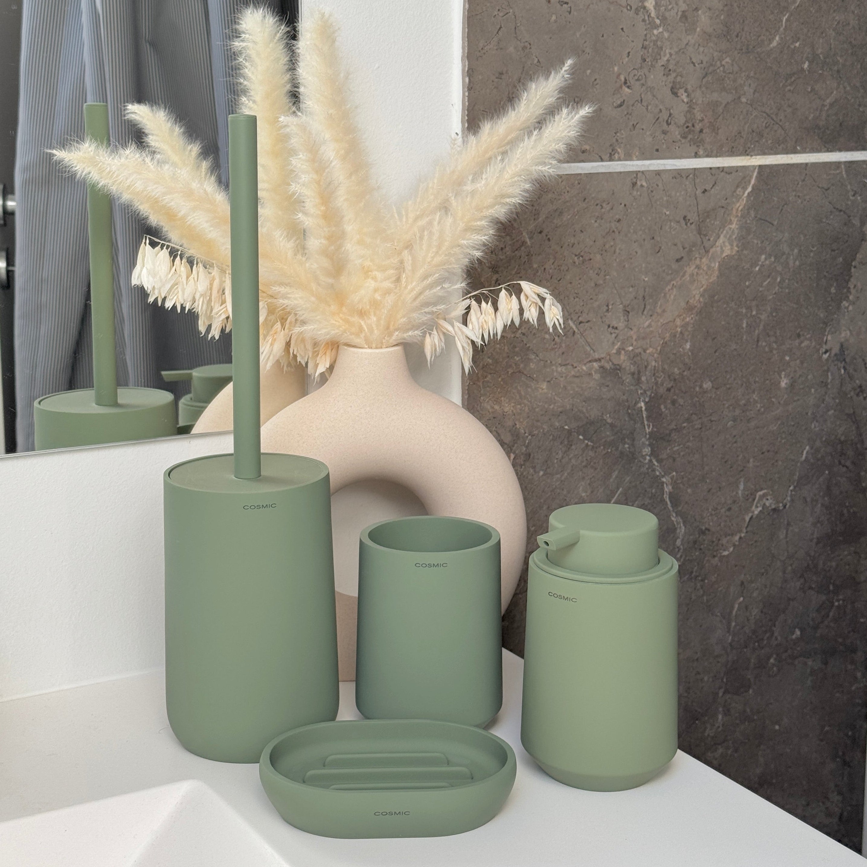 Cosmic Badeværelsessæt – Oliven | Matchende sæt i resin med nordisk design