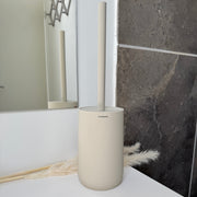 Cosmic toiletbørste i beige mat resin stående på badeværelseshylde