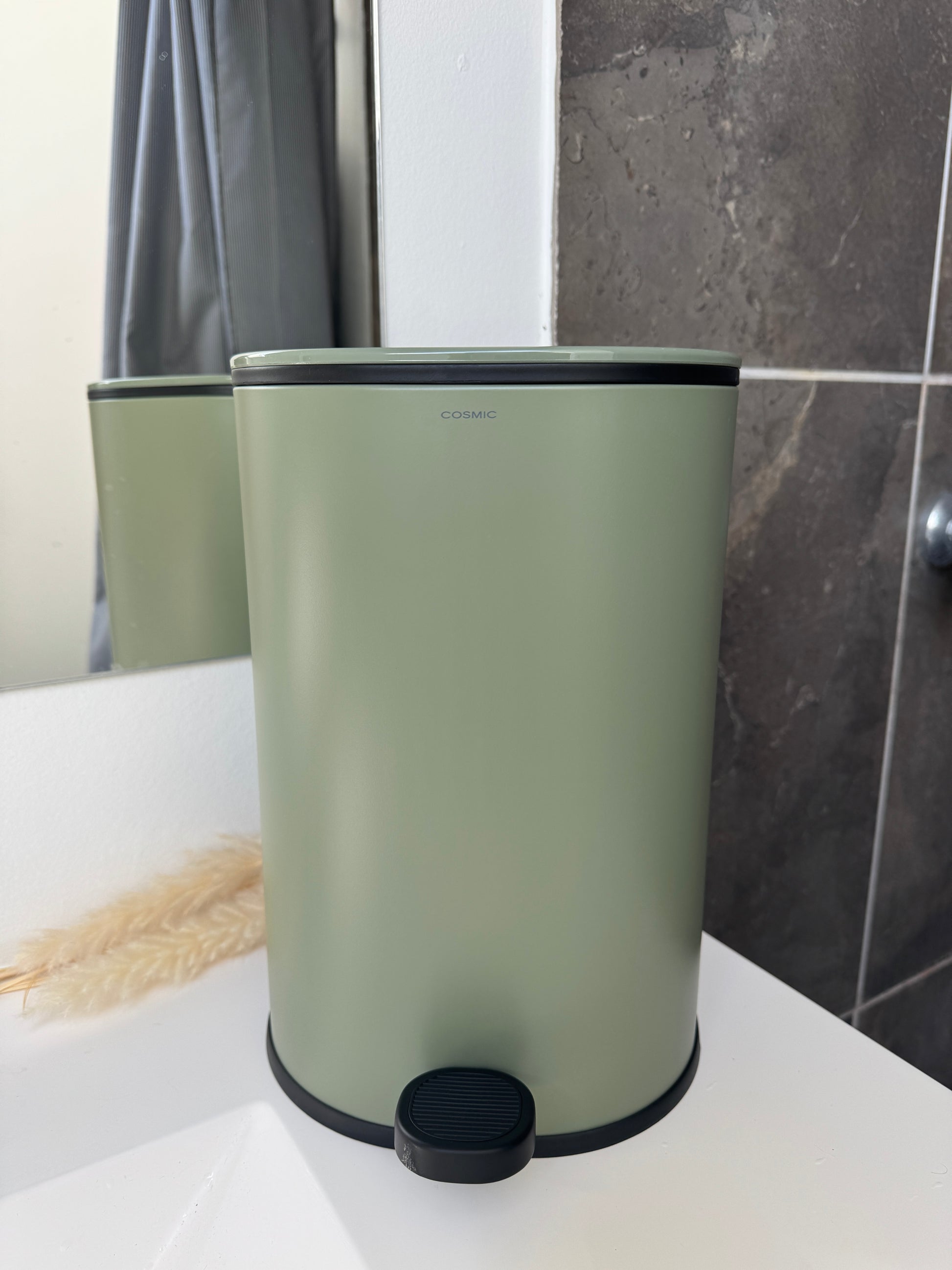 Cosmic toiletspand i oliven med sort pedal og låg, stående på badeværelse
