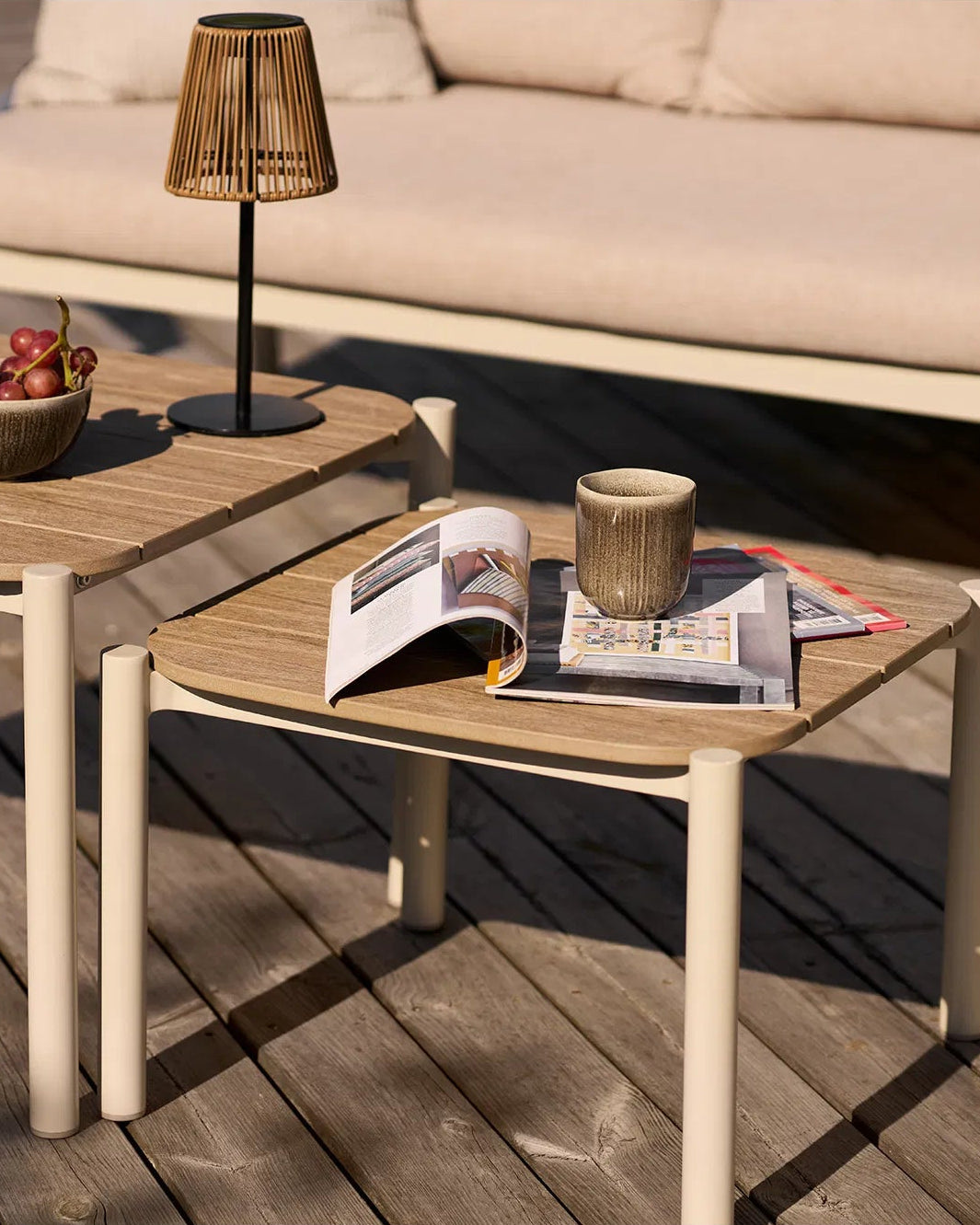 Kyst Krus i grå set tæt på fra en terrasse på en sommerdag med magasin under