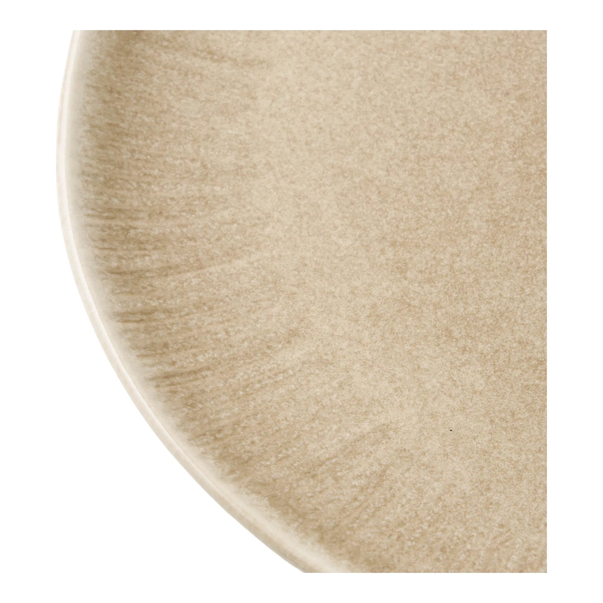 Nærbillede af Kyst middagstallerken, der viser den smukke beige reaktive glasur med fine, strålende detaljer.