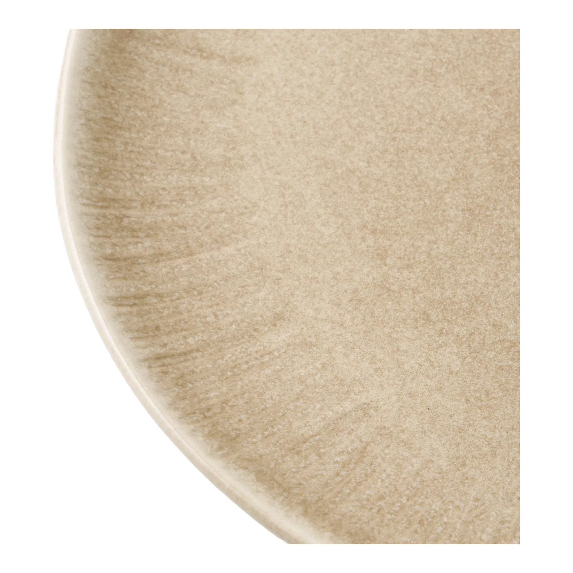 Nærbillede af Kyst middagstallerken, der viser den smukke beige reaktive glasur med fine, strålende detaljer.