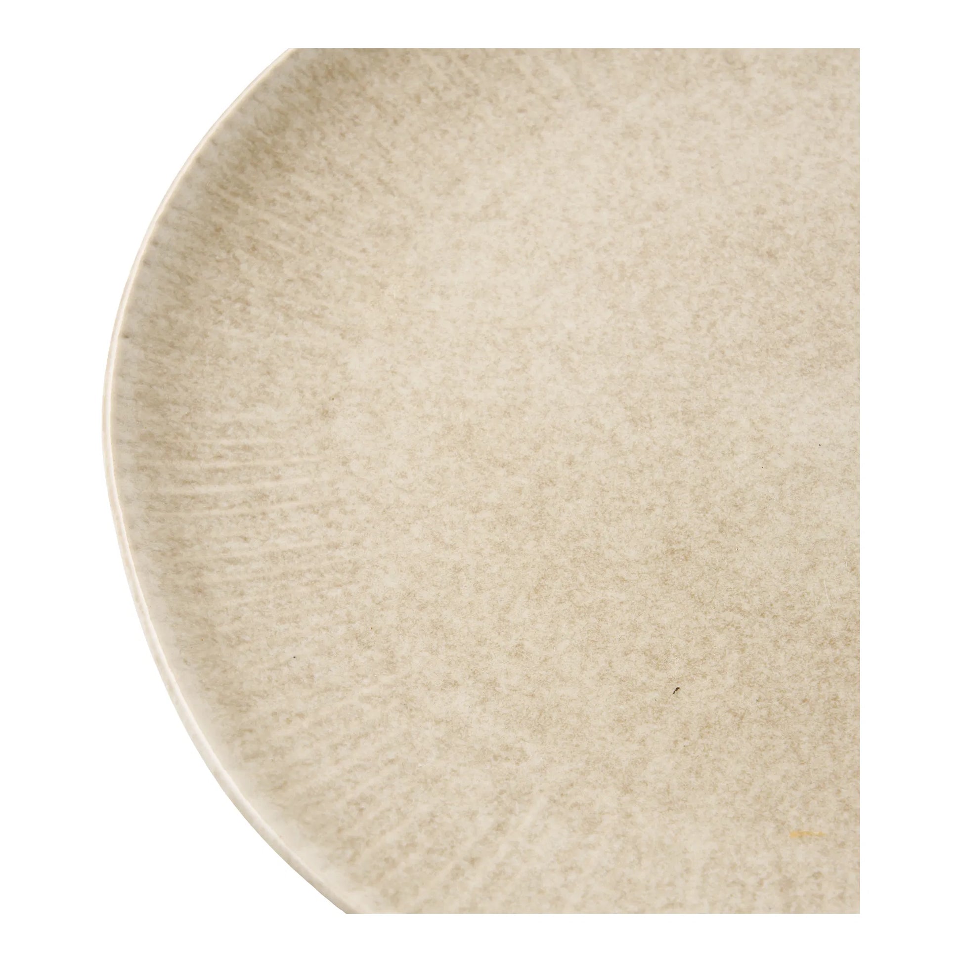Nærbillede af Kyst frokosttallerken, der viser den smukke beige reaktive glasur og den fine rillede struktur på kanten.