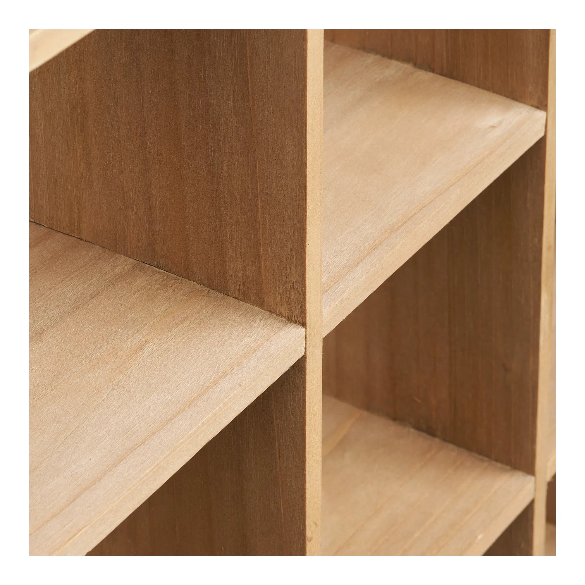 Nærbillede af Rute væghylden, der viser de fine samlinger og den naturlige struktur i det lyse fyrretræ.