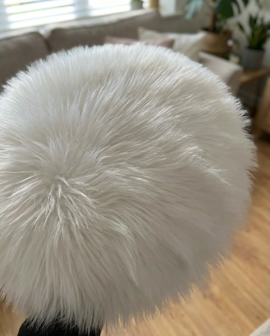 Detalje af hvid Luna faux fur hynde der viser den silkebløde og vamsede tekstur