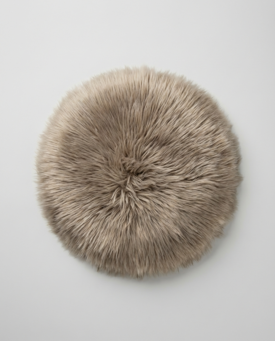 Rund mushroom Luna hynde med naturtro pels-look Ø35 cm på lys baggrund – Nilsson Living