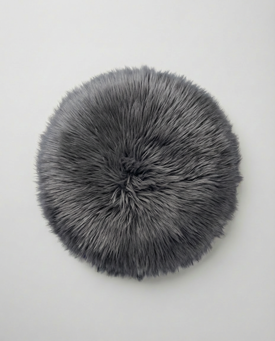 Rund grå Luna hynde med naturtro pels-look Ø35 cm på lys baggrund – Nilsson Living