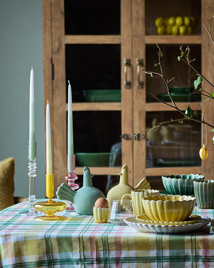 Flor skålen i gul på påskebord med lysestager i glas, Flor serien i gul og off white
