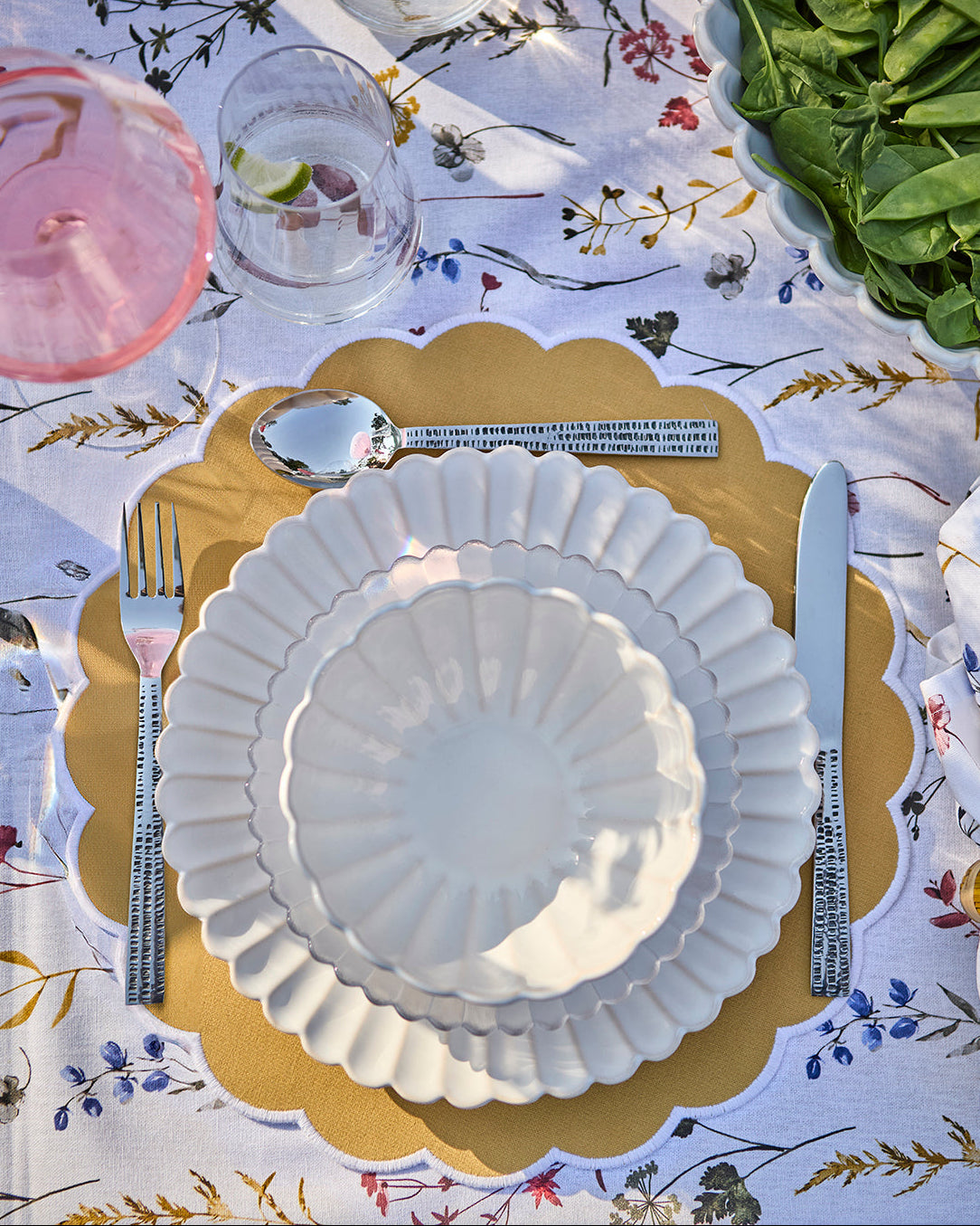 Flor middagstallerken i offwhite med frokosttallerkenen på et pænt dækker sommerligt bord