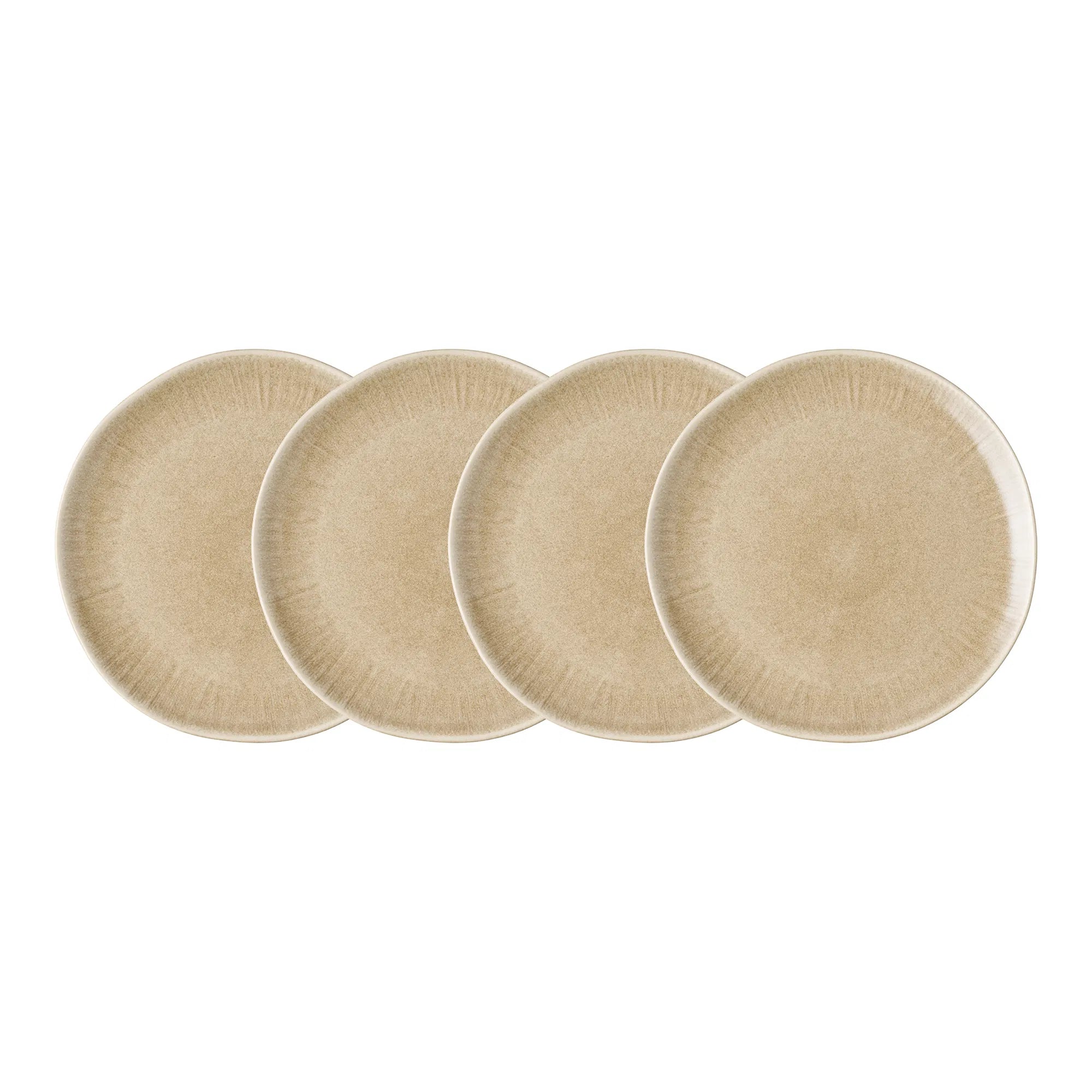 Sæt med 4 Kyst middagstallerkener i beige stentøj, opstillet samlet for at vise den unikke reaktive glasur på hver tallerken.