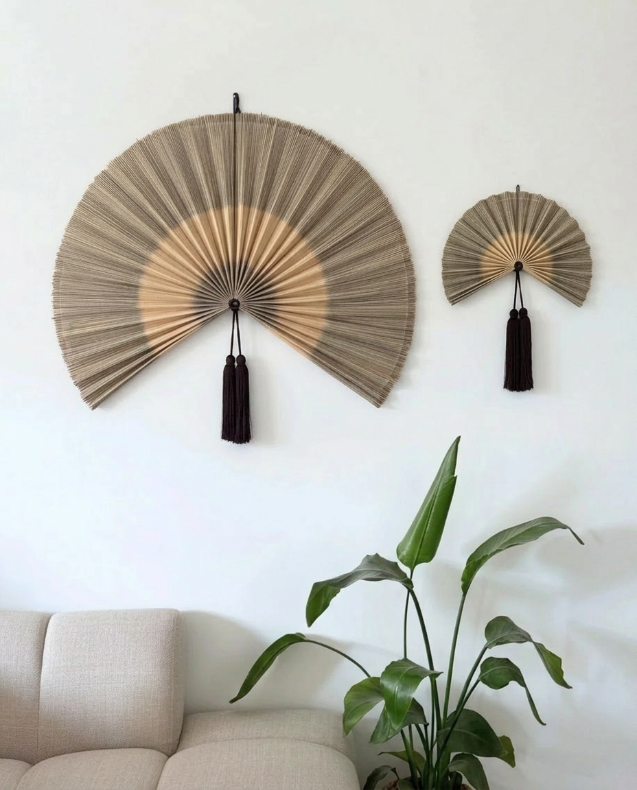 Bambusvifte på væg stor og lille ved siden af hinanden