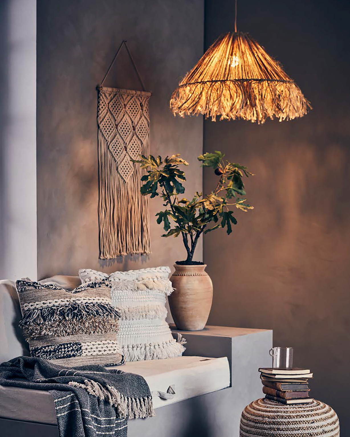 Flettet makrame vægdekoration på væg i dekorativt setup