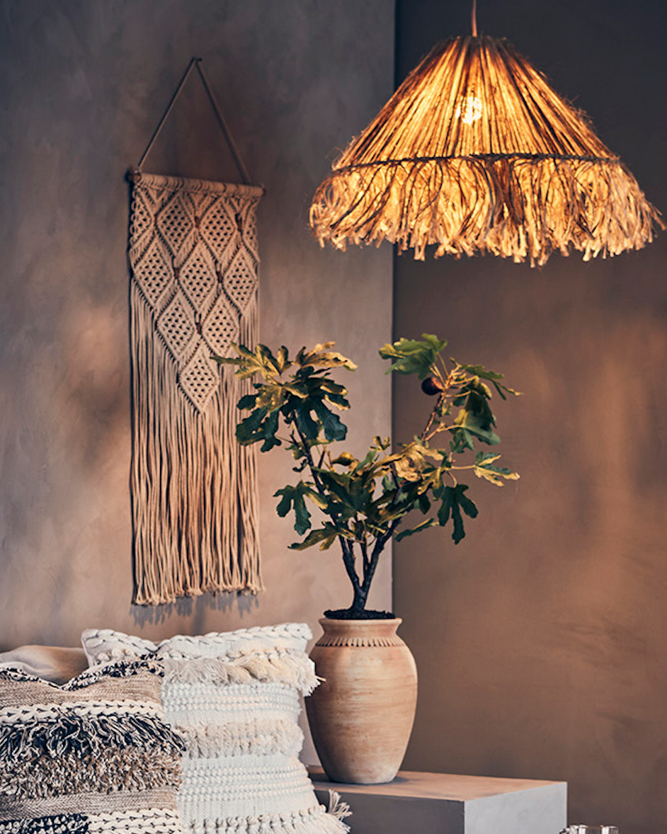 Håndflettet vægdekoration med lampe  dekorativ stemning