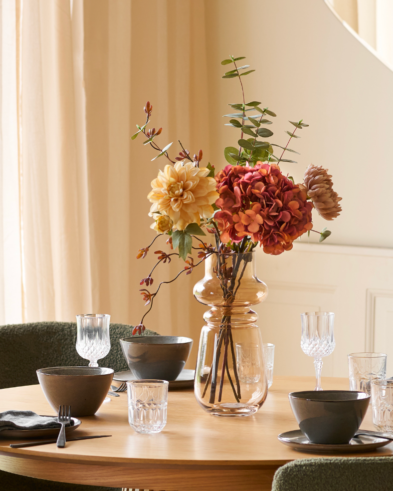 Ombra vase på spisebord med opdækning