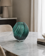 VERDE VASE PÅ MARMOR SPISEBORD MED BØGER OG LAMPER  