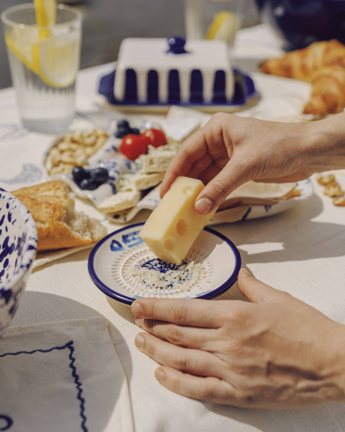 Lille keramisk riveplade med håndmalet tunfisk på i blå og hvid. Parmesan rives på pladen