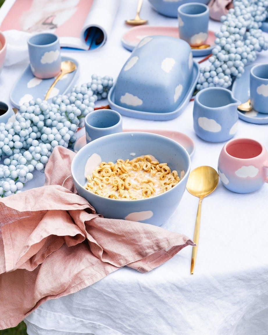 Egg Back Home Cloud Bowl – lyseblå keramikskål med hvide skyer til morgenmad