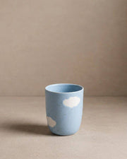 Lyseblå Egg Back Home Cloud Cup 220 ml med hvide skyer i keramik