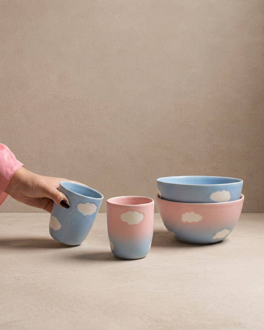 Lyseblå og rosa keramik fra Egg Back Home Cloud-serien – kopper og skåle med hvide skyer