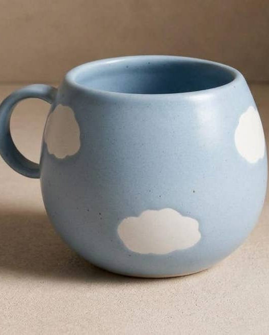Egg Back Home Cloud Mug 500 ml – stort lyseblåt keramikkrus med hvide skyer
