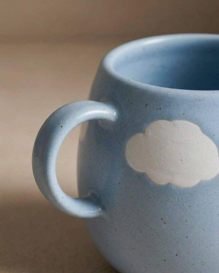 Detalje af Egg Back Home Cloud Mug 500 ml – lyseblåt keramikkrus med hvid sky og hank