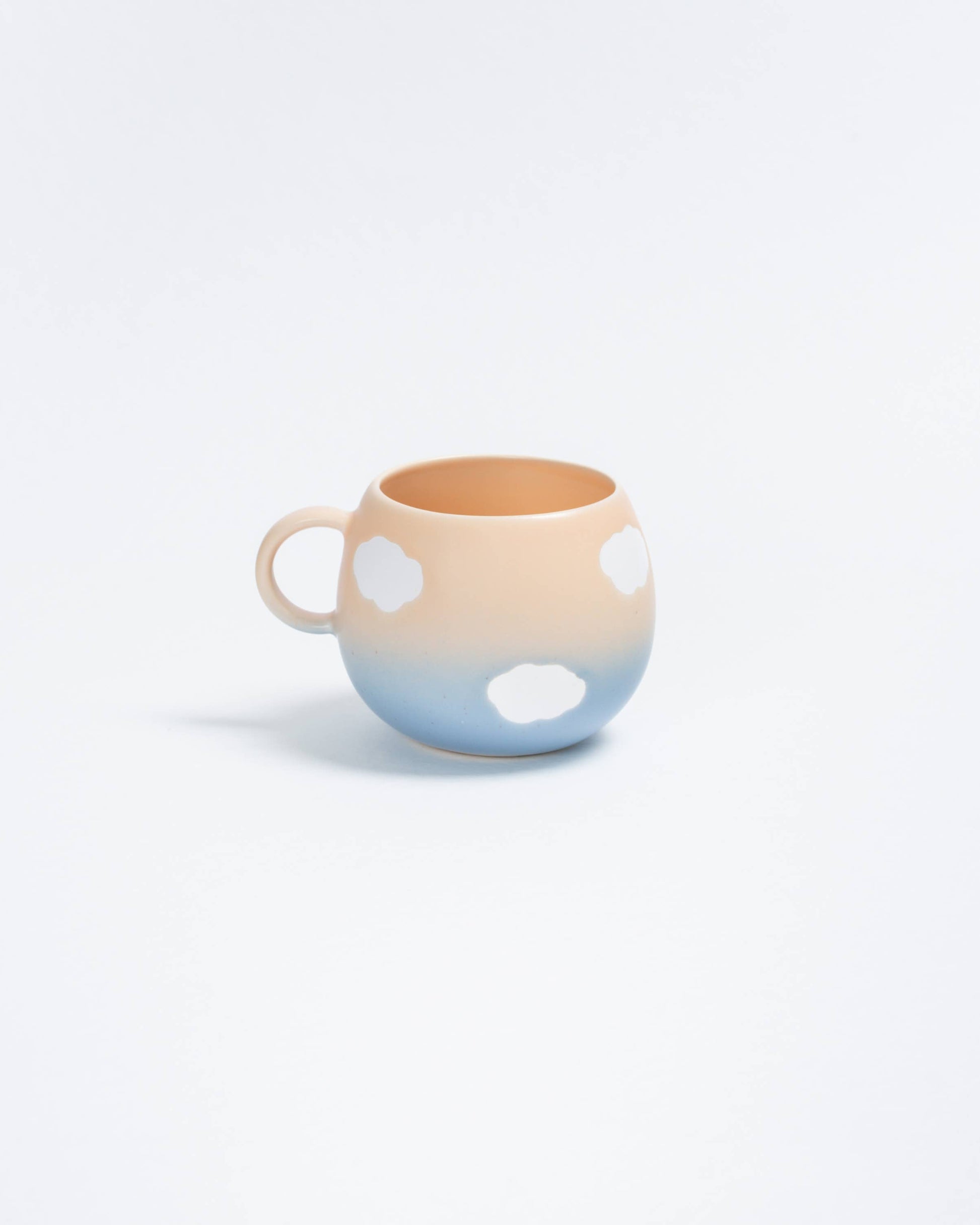 Egg Back Home Cloud Peach Sky krus 250 ml – fersken og lyseblå keramik med hvide skyer