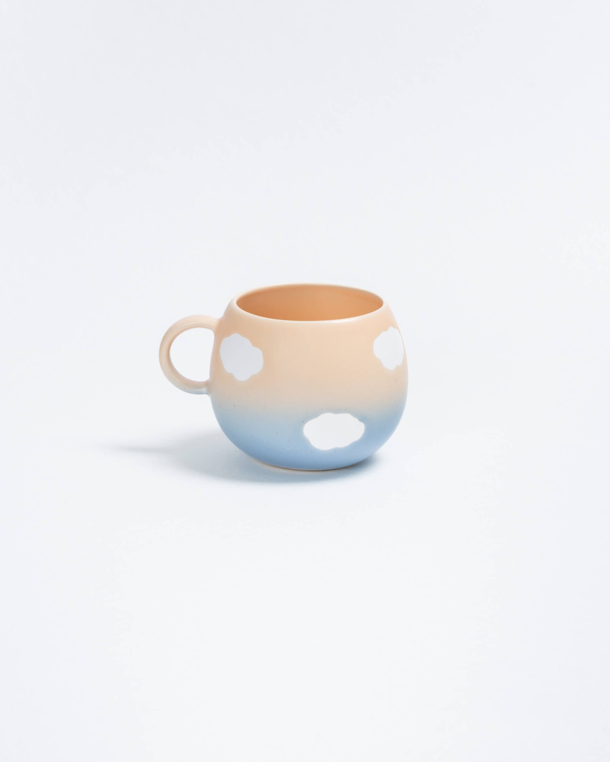 Egg Back Home Cloud Peach Sky krus 250 ml – fersken og lyseblå keramik med hvide skyer