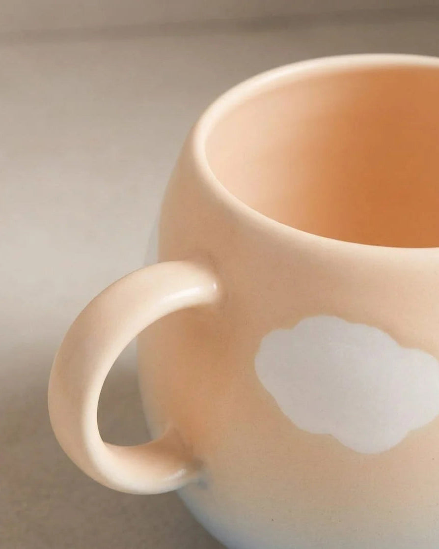 Detalje af Egg Back Home Cloud Peach Sky krus – ferskenfarvet keramik med hvid sky og hank