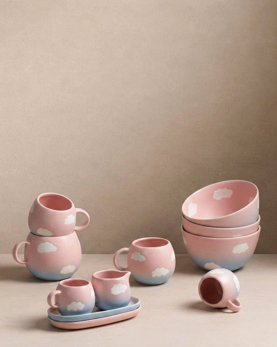 Egg Back Home Cloud Sunset serie – rosa og lyseblå keramik med hvide skyer, skåle, krus og kopper