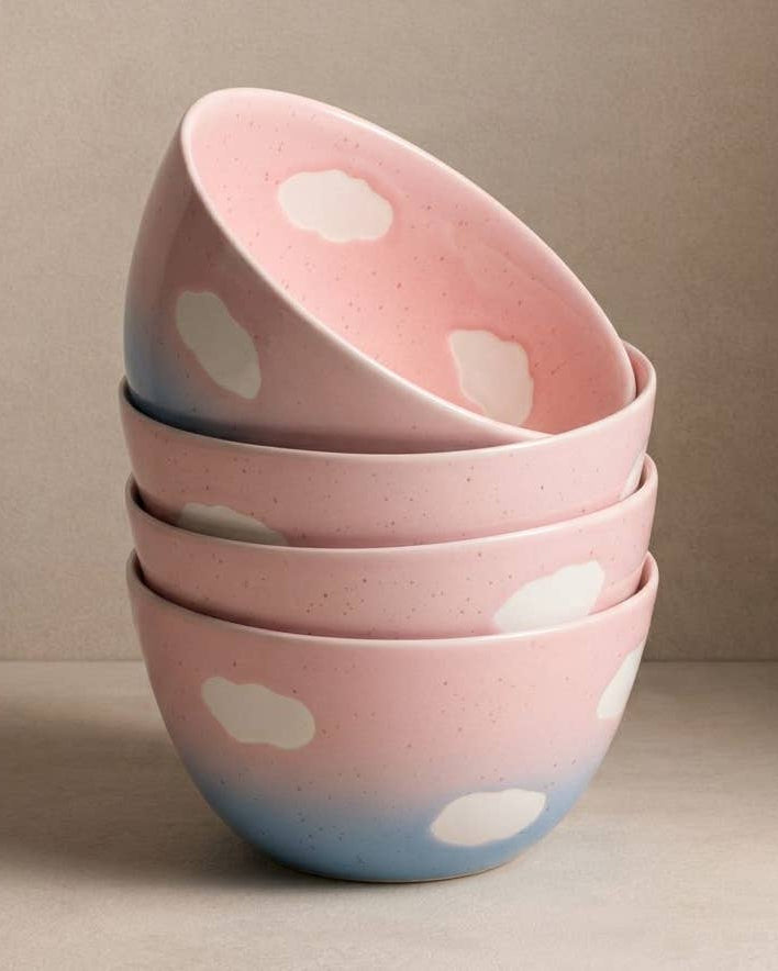 Egg Back Home Cloud Sunset skåle 16 cm – stablede rosa og lyseblå keramikskåle med hvide skyer
