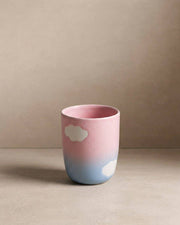 Egg Back Home Cloud Sunset kop 220 ml – keramikkop i rosa og lyseblå med hvide skyer