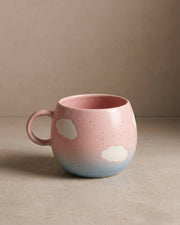 Egg Back Home Cloud Sunset krus 500 ml – stort keramikkrus i rosa og lyseblå med hvide skyer