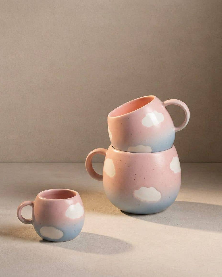 Egg Back Home Cloud Sunset krus 500 ml – stort rosa og lyseblåt krus med hvide skyer fra Cloud Sunset kollektionen