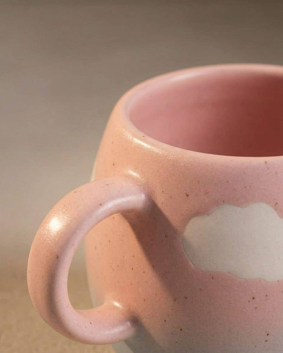 Detaljebillede af Egg Back Home Cloud Sunset krus 500 ml – rosa og lyseblå keramik med hvidt skymotiv og hank