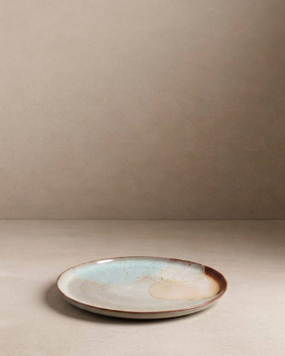 Egg Back Home Melting Ice Cream middagstallerken 27,5 cm – dekorativ keramiktallerken med reaktiv glasur i beige og lyseblå nuancer