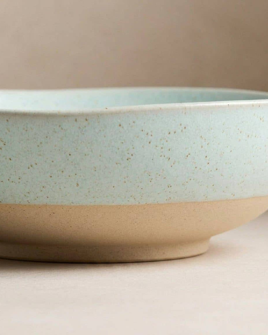Egg Back Home Minted Stoneware pastatallerken 23,5 cm – detaljebillede af lysegrøn keramik med rustik, reaktiv glasur