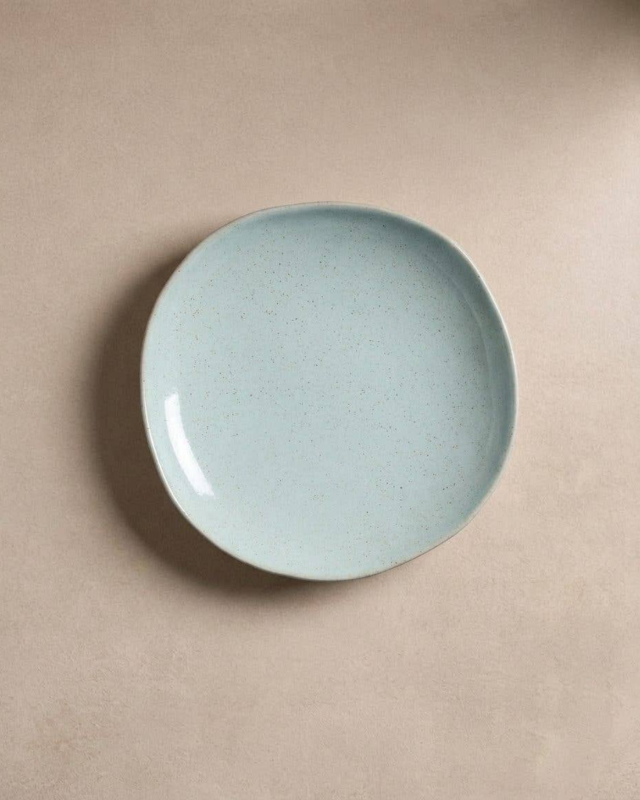 Egg Back Home Minted Stoneware pastatallerken 23,5 cm – lysegrøn keramiktallerken med organisk form og håndlavet udtryk