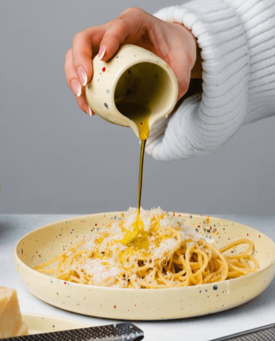 New Party pastatallerken med konfettimønster i gul fra Egg Back Home med pastaret i