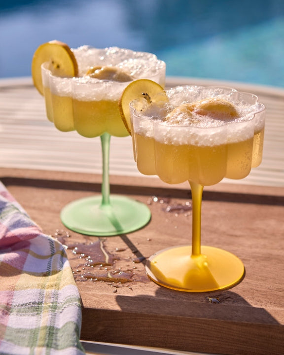 Lily glas i gul og grøn med drink i ved pool